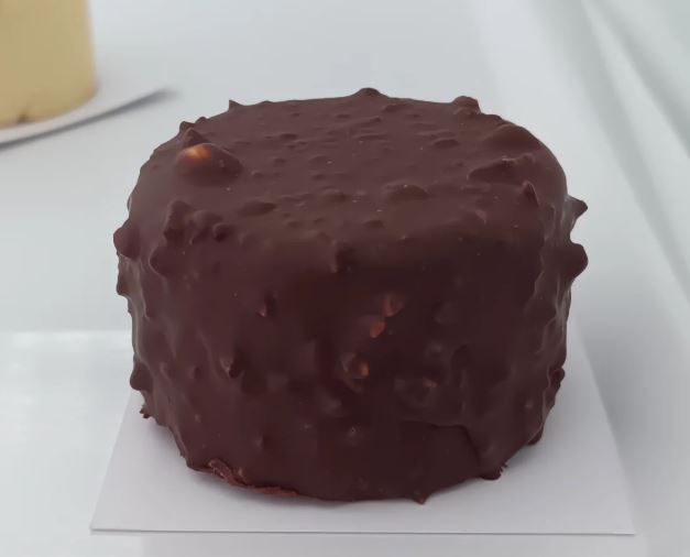 Pastel Rocher de chocolate y avellana con glaseado crujiente