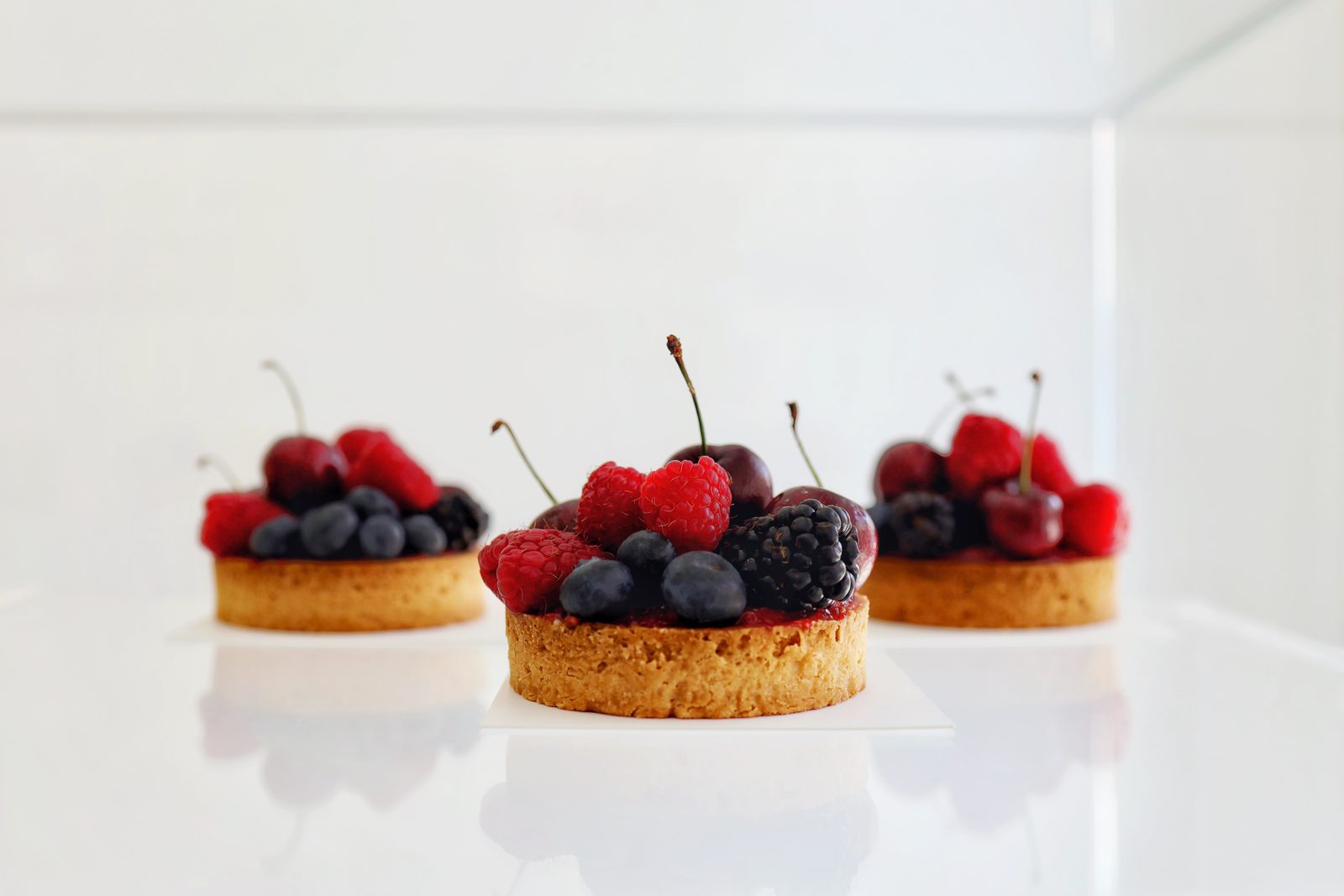Tarta de frutos rojos frescos sobre crema pastelera