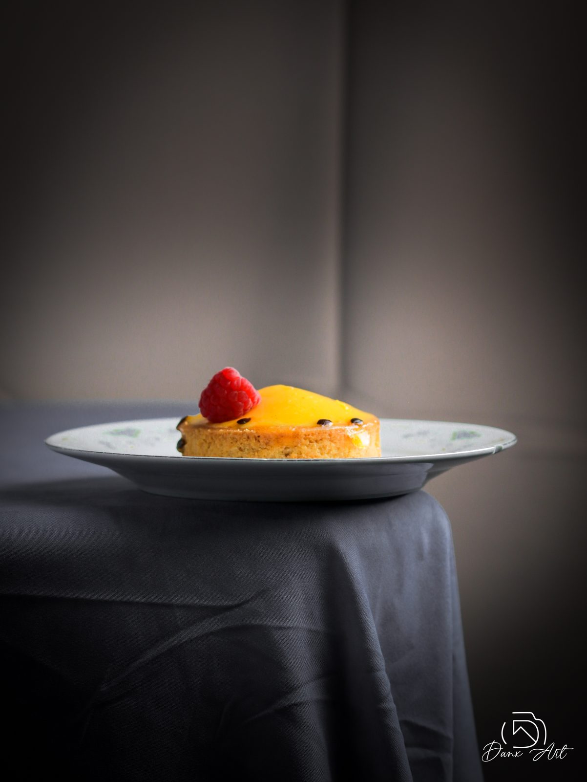 Tarta de maracuyá con glaseado de semillas de maracuyá