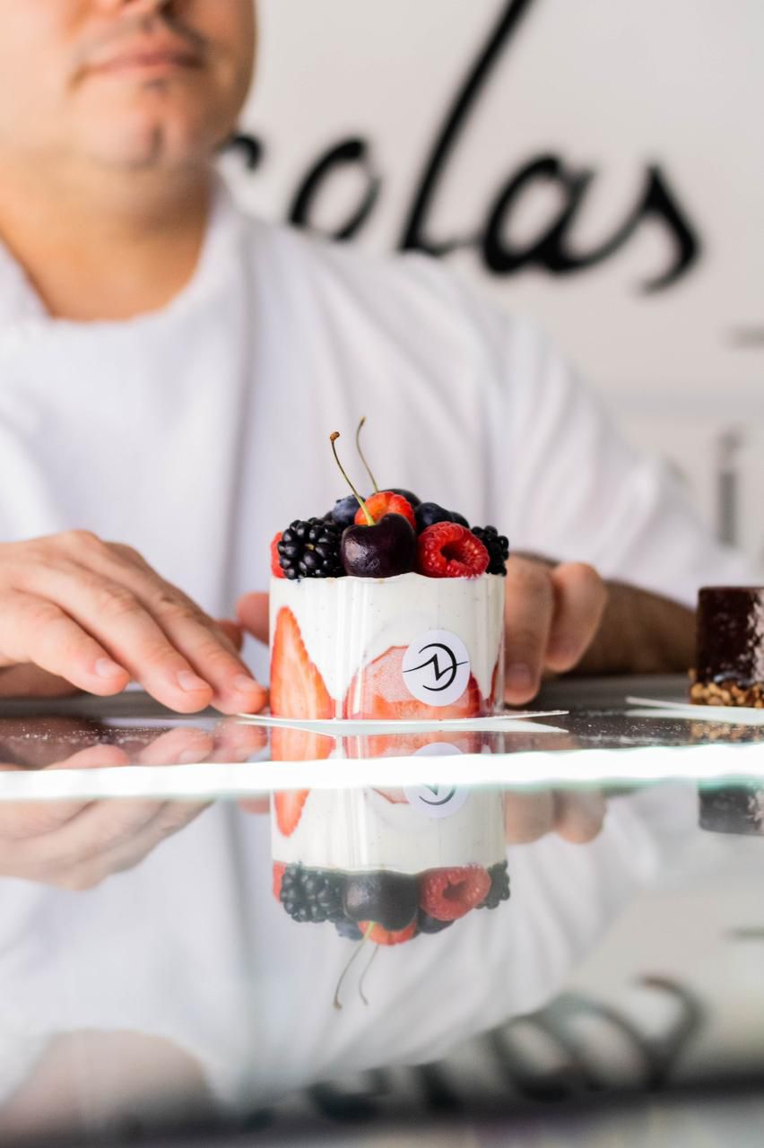 Entremet de frutos rojos decorado con frutas de temporada
