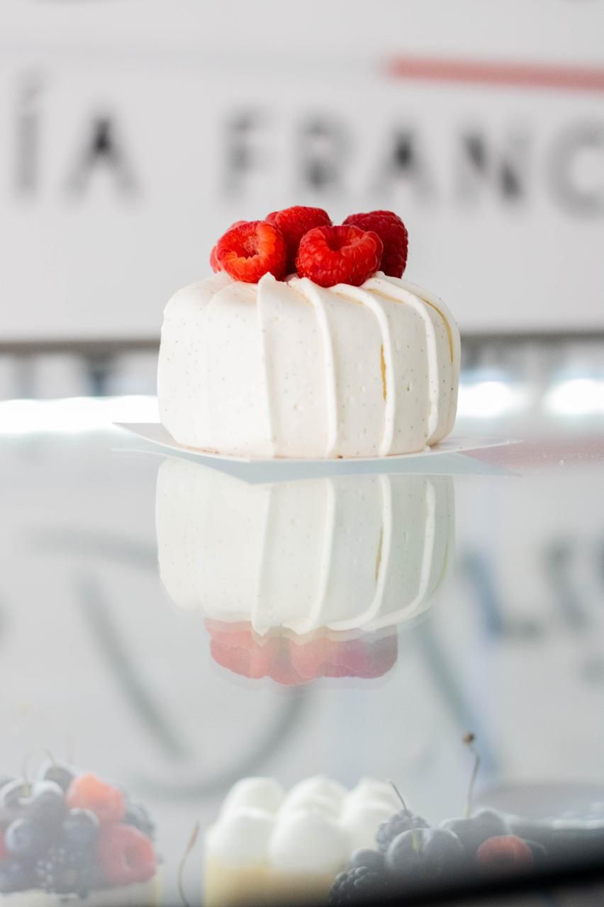 Framboisier de Nicolas Delrieu: entremet de frambuesa y vainilla decorado con frambuesas frescas